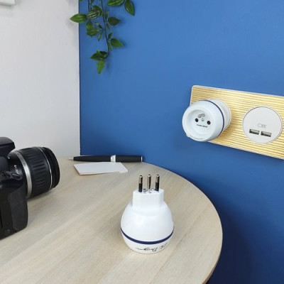 Adaptateur 2p+t France-Italie 230V 2300W