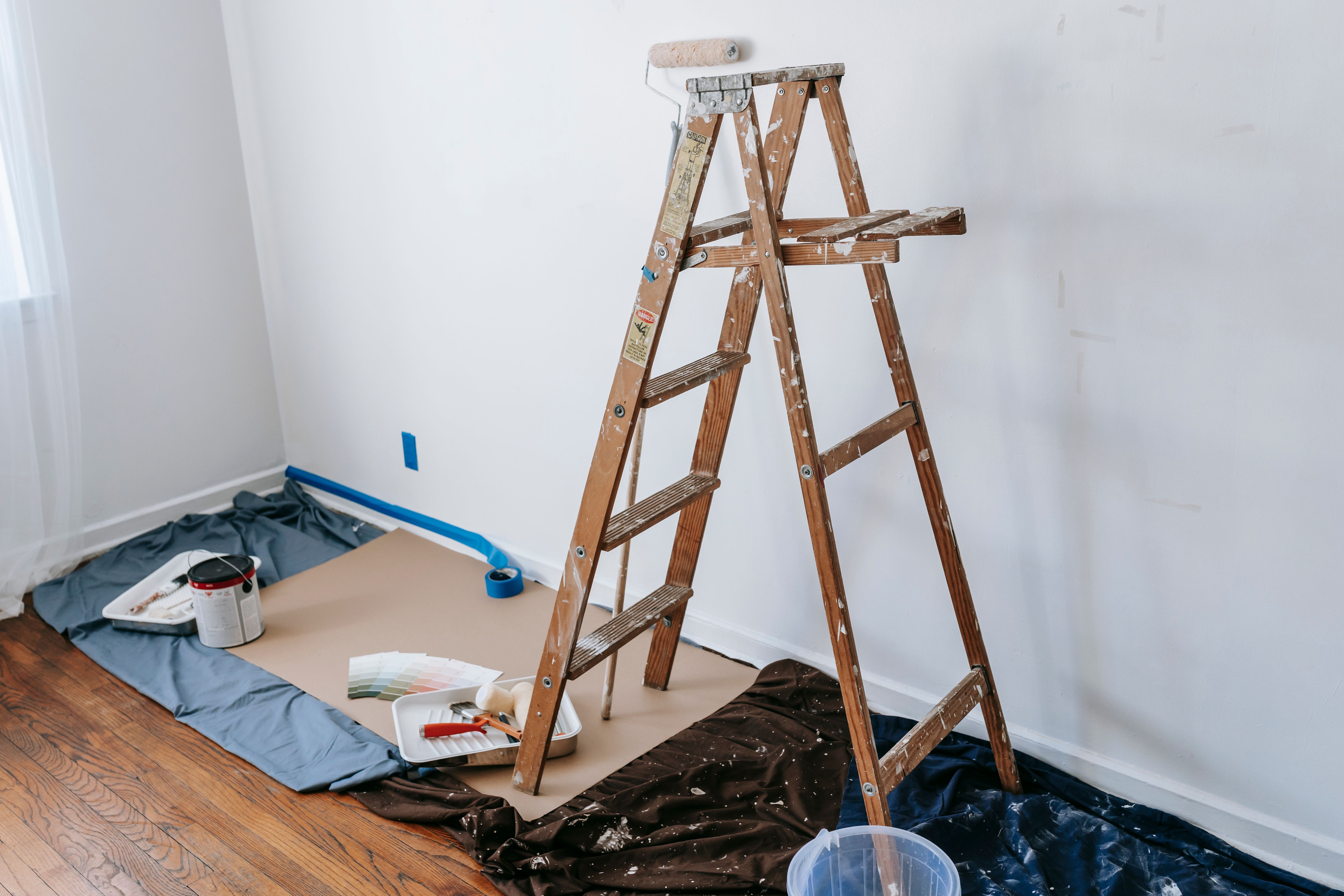 Escabeau et matériel de peinture dans une pièce en rénovation